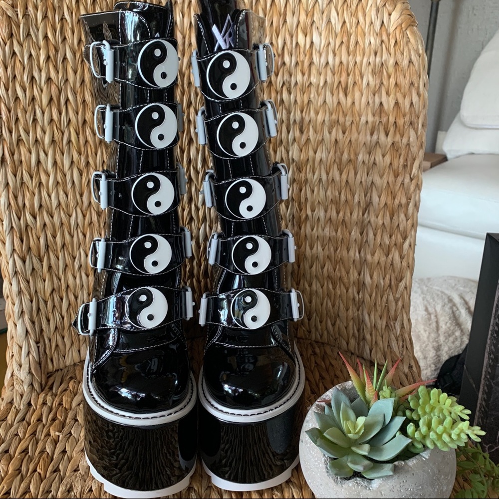 New YRU Black Patent Dune Yin Yang Platform Boots